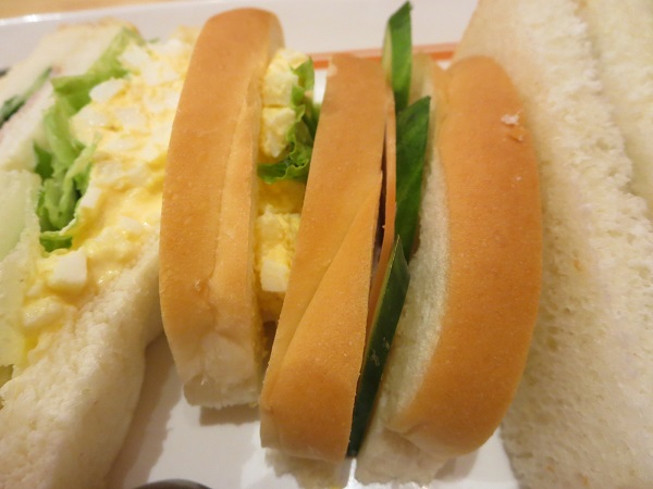 コメダ珈琲店のミックスサンドの近影画像。