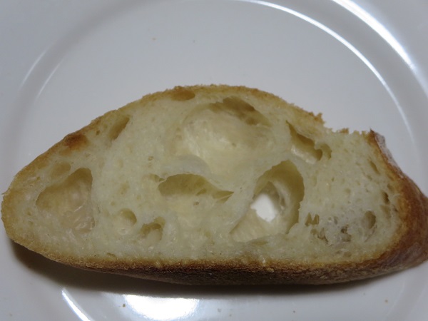 BAKE＆C のレトロバゲットの断面の近影写真。