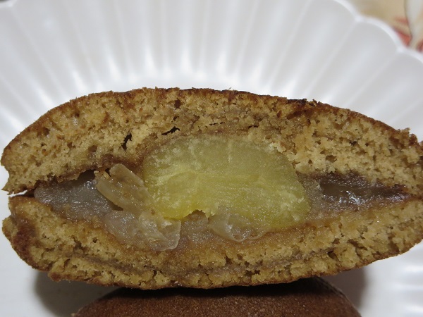 香梅の八福神（白小豆餡）の断面の近影画像。