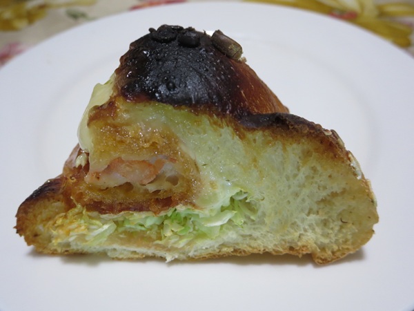 リヨンSUDAトロワのエビカツサンドのトースト後の断面の近影画像。