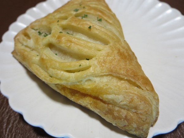 麻布十番モンタボーのサクサクミートデニッシュの近影画像。