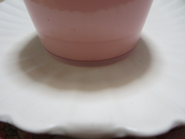 パステルのなめらかあまおう苺プリンの底の部分の近影画像。