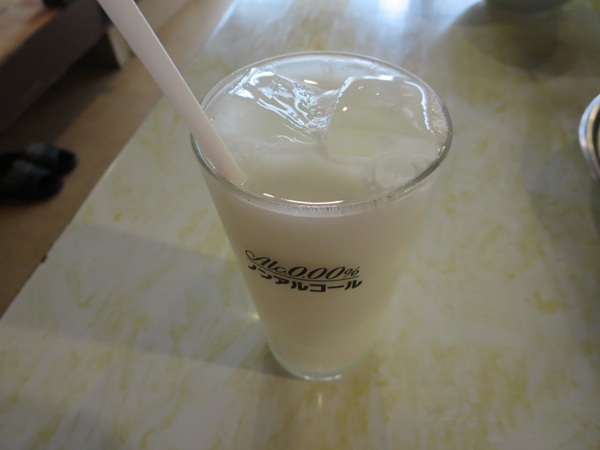 SATHIのチーズナンセットのラッシーの近影画像。