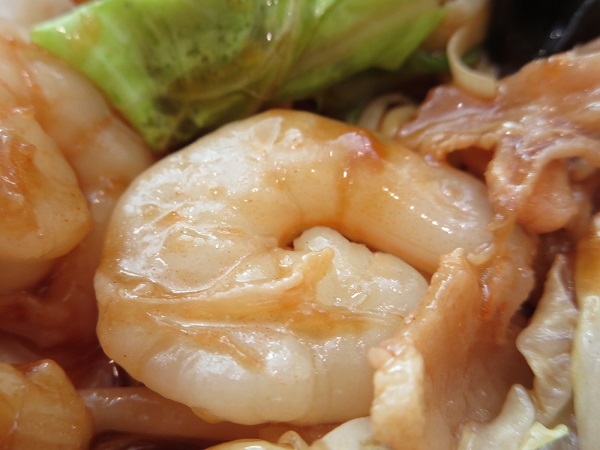 中華料理 TSUNAGIの五目醤油あんかけ焼きそばの海老の近影画像。