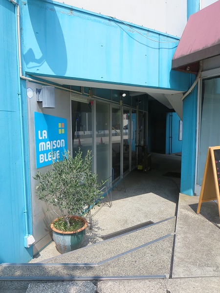 ラ・メゾン ブルーの入口。