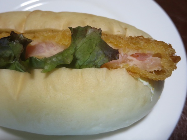 Boulangerie MASSAのエビカツコッペの別角度からの近影画像。