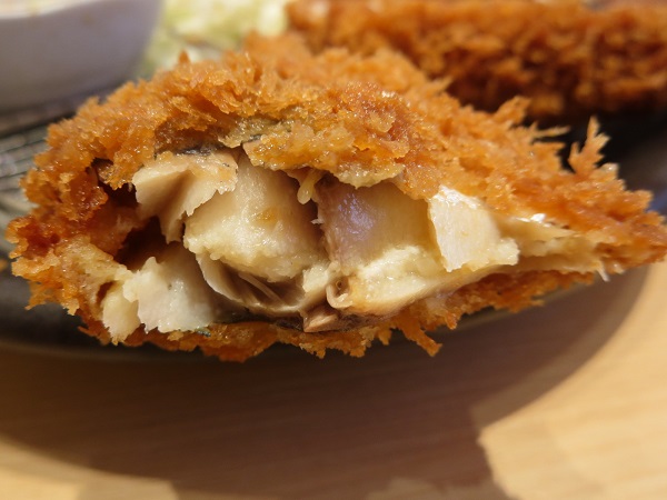 とんかつ神楽坂さくらのあじフライとロースかつ定食のあじフライの断面の画像