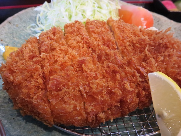 まこと家の特上ロースかつ定食のロースかつの近影画像。