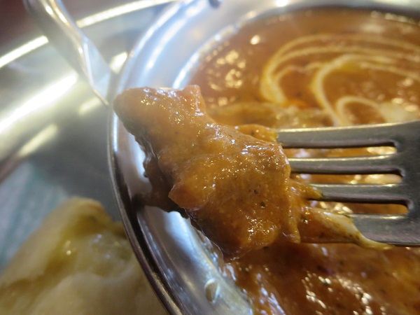 タージマハルのマトンカレー・チーズナンのマトンの肉の近影画像。