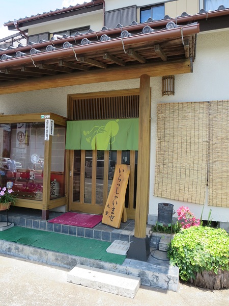 九重の暖簾と入口。