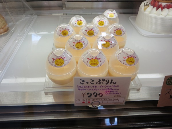 パティスリー マリオネットのこっこプリンが置かれているショーケース。