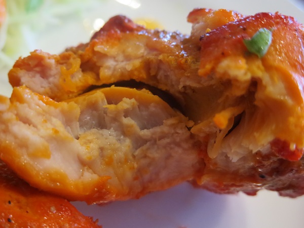 タージマハルのチキンティッカの断面の近影画像。