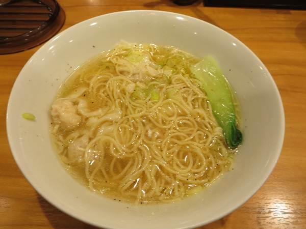 横浜家系ラーメン希家のえびワンタン麺の全体画像。