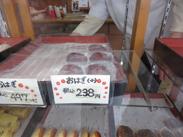 和菓子や 栗山菓舗のおはぎ(小)が置かれている陳列棚。