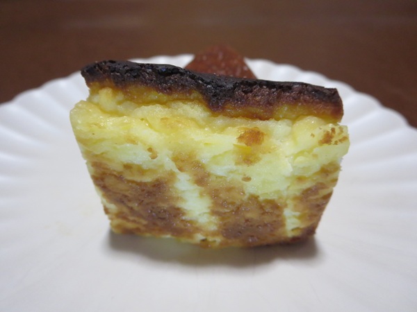 ランドール洋菓子店のバスクチーズケーキの背面部の近影画像。