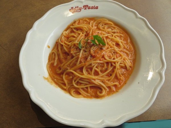 ジョリーパスタのミートカルボナーラの全体画像。
