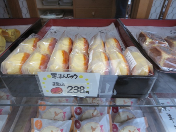 和菓子や 栗山菓舗の栗まんじゅうが置かれている陳列棚。
