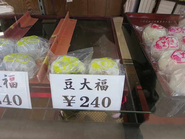 袖ヶ浦の豆大福が収められている陳列棚。