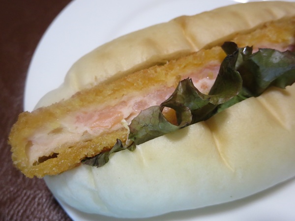 Boulangerie MASSAのエビカツコッペの近影画像。