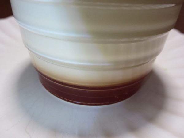 モロゾフのいちごとマスカルポーネのプリンの側面の近影画像。