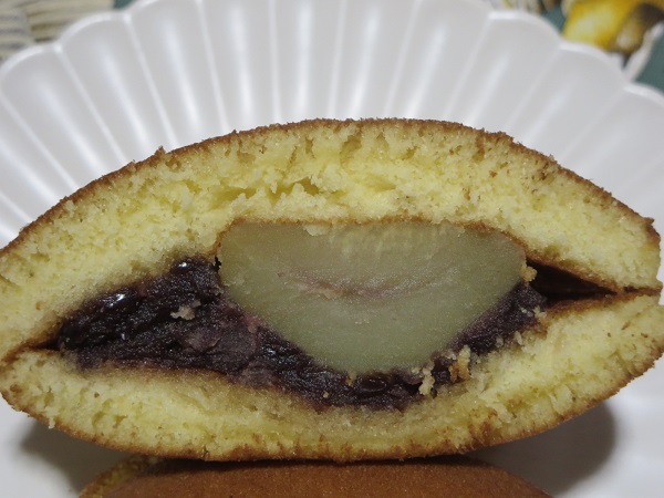 河内屋の栗どら焼の断面の近影画像。