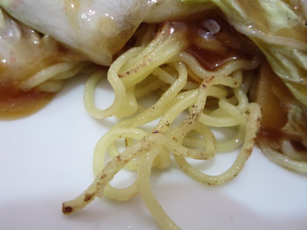 聚福順の五目焼きそばの麺の焼き目の部分の近影画像。