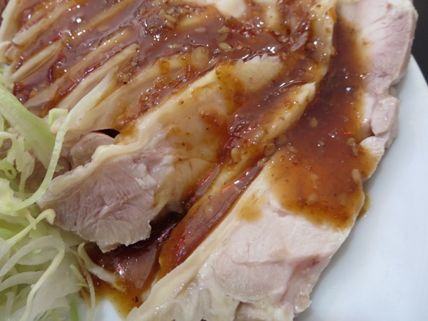 聚福順のバンバンジーの鶏肉の近影画像。
