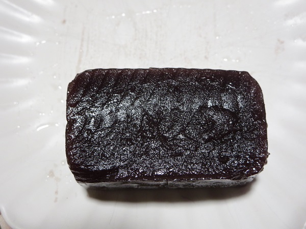 新松月の本練羊羹の断面の近影画像。