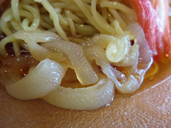 長春の冷し中華のクラゲの近影画像。