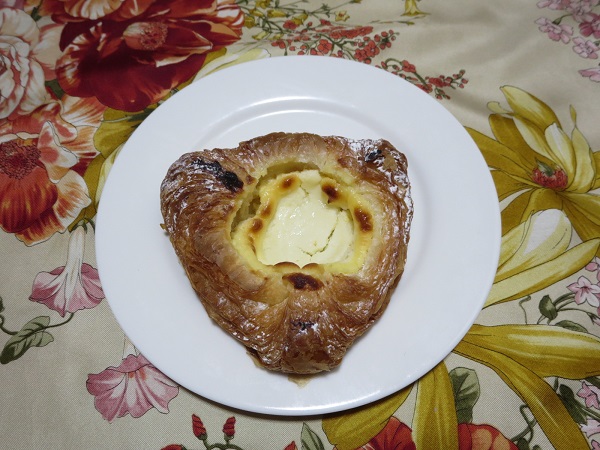 ポンパドウルのチーズクリームデニッシュの全体画像。