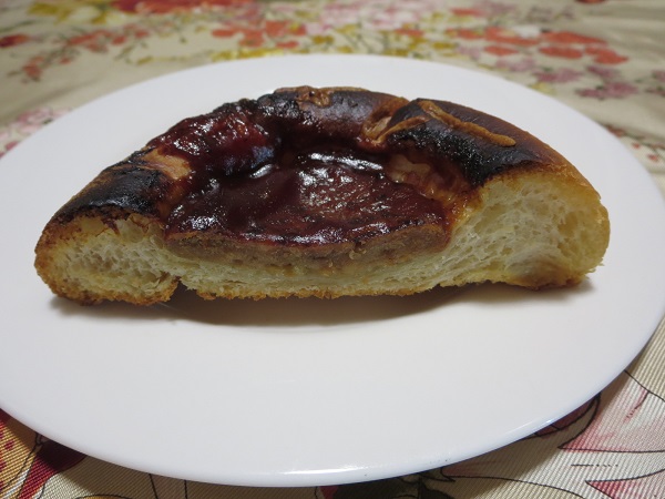 はーとやのパンのハンバーグパンのトースト後の断面の近影画像。