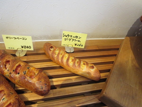パンとお菓子の店 tocotocoのシャウエッセンゴーダクリームが置かれている陳列棚。