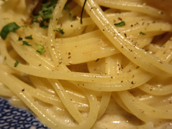 洋麺屋 五右衛門の5種のきのこのボルチーニクリームソースの麺の近影画像。