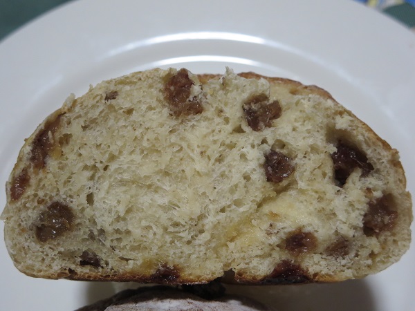 Tiny Bakery トイットのレーズンロールの断面の近影画像。