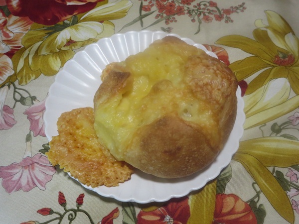 おおみやパンカフェのチーズブールの全体画像。