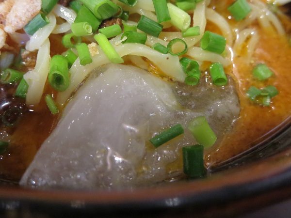 慶飯の冷やし坦々麺の氷がの近影画像。