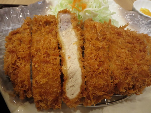 とんかつ 林のリブロースのロースかつの近影画像。