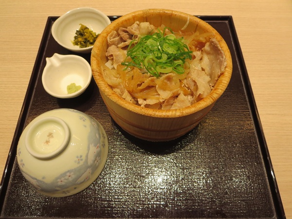 四六時中の豚の生姜焼き風おひつごはんの全体画像。
