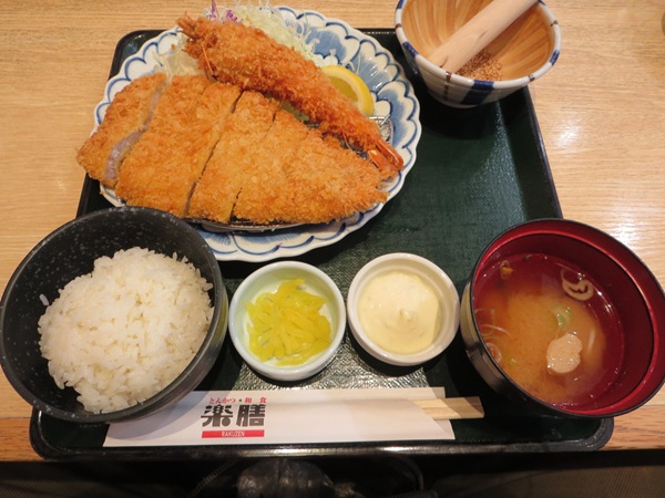 楽膳の有頭海老フライとロースかつ定食の全体画像。