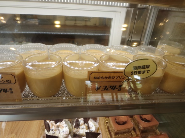 菓子工房 雅のなめらかきびプリンが置かれているショーケース。