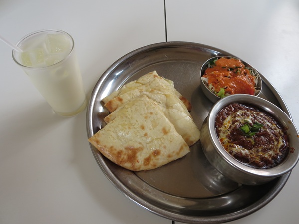 インドレストラン ディルクースのマトンカレー&チーズナンの全体画像。