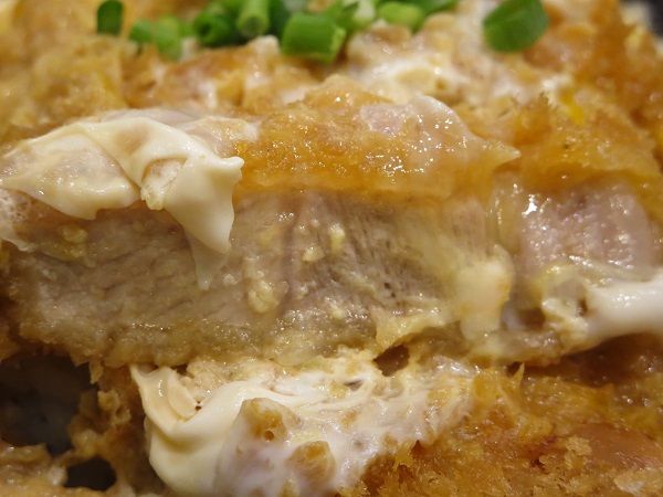 とんかつ菊万の極上リブカツ丼のとんかつの断面の近影画像。