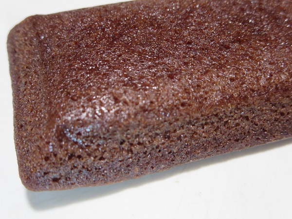 パステル・デ・ベネのフィナンシェチョコレートの別角度からの近影画像。