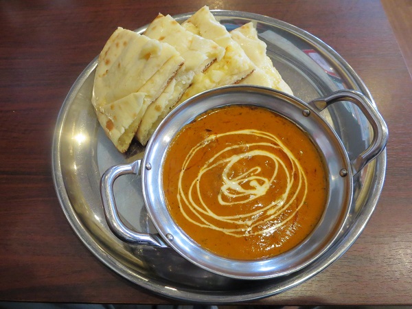 タージマハルのマトンカレー・チーズナンの全体画像。