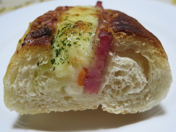 リヨンライズのポテトサラダとスパイシーベーコンのトースト後の近影画像。