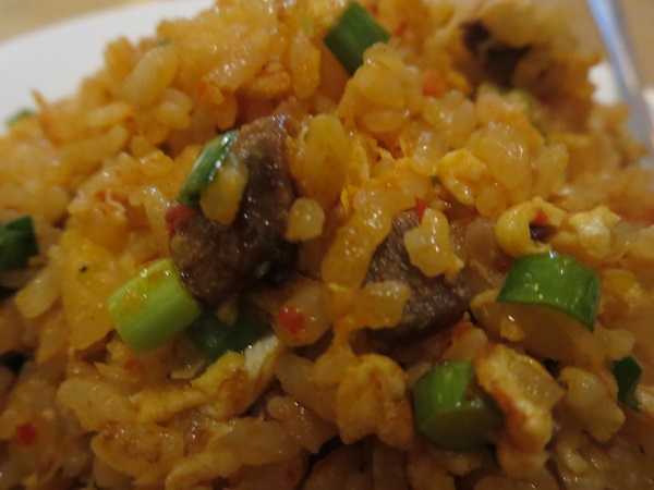 佳佳苑の四川風チャーハンの叉焼の近影画像。