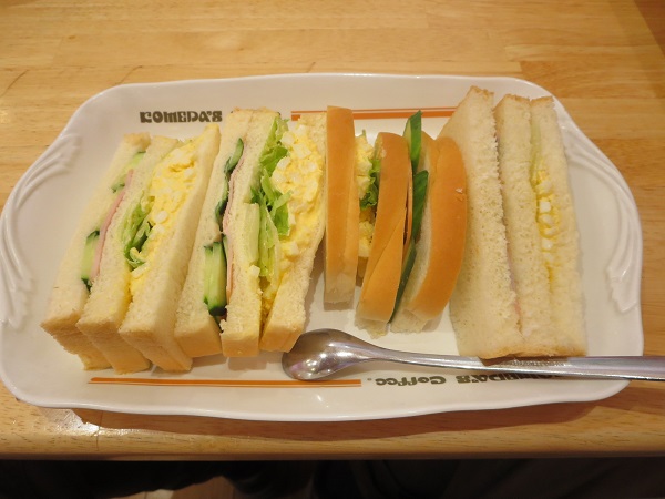 コメダ珈琲店のミックスサンドの全体画像。
