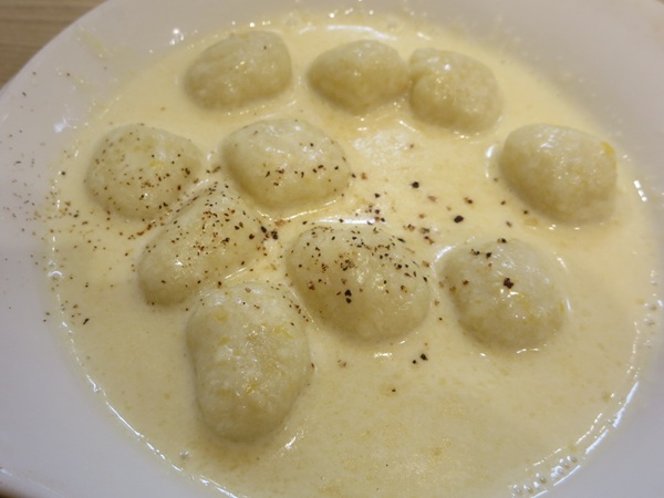 ポポラマーマのニョッキチーズクリームの近影画像。