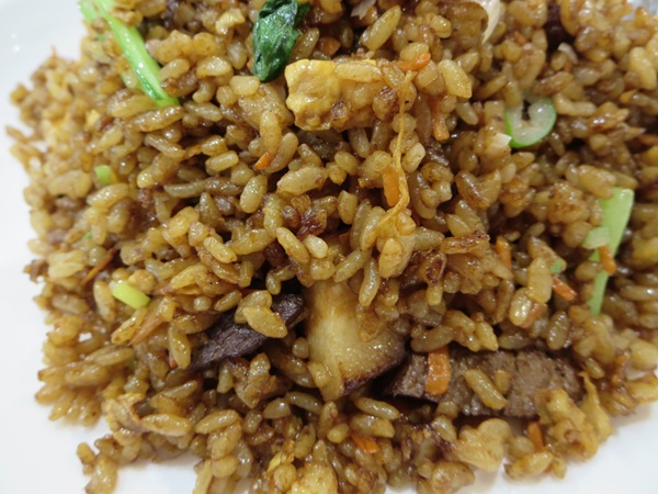 晴晴飯店の豚バラチャーハンの近影画像。