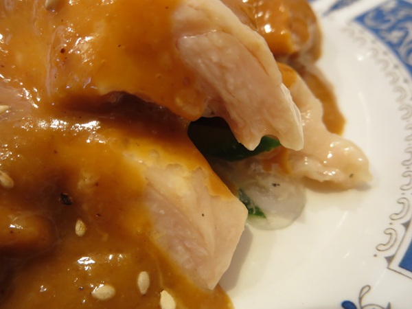 今日海飯店のバンバンジーの鶏肉の近影画像。